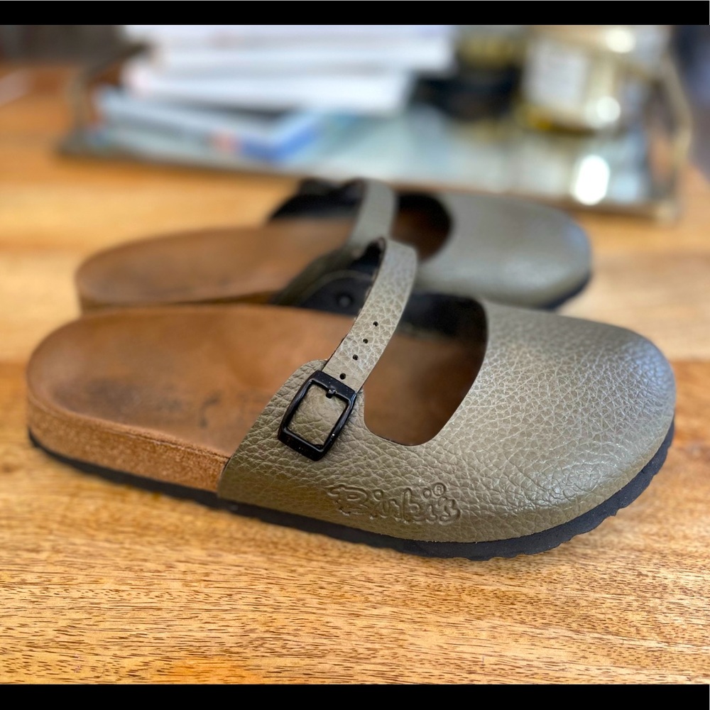 Mary Jane clogs in olive green. Size 37 women’s.